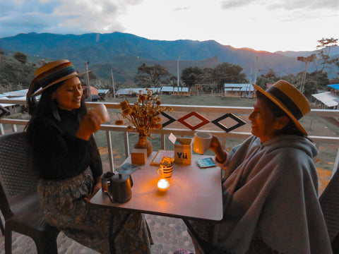 Mujeres caficultoras del Cauca Colombia cosechando café de especialidad con propósito social
