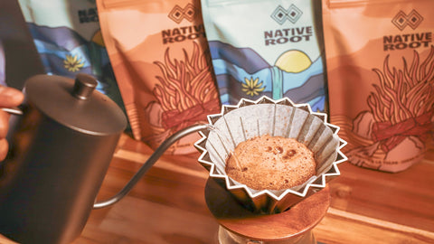 Taza de café de especialidad colombiano con granos tostados de origen Cauca